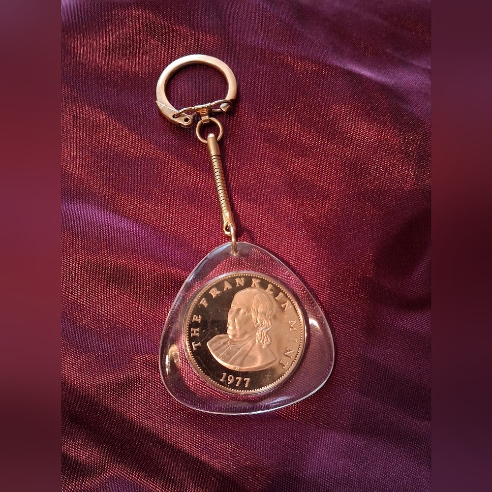 Vintage ~ THE FRANKLIN MINT 1977 Acrylic gold toned coin Keychain